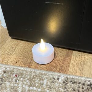 Yankee Candle LED Tea Light - White and Yellow Glow